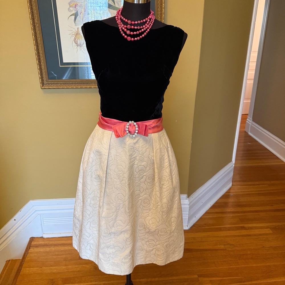 60’s vintage Chic Black and Cream A-Line Dress with Pink Belt